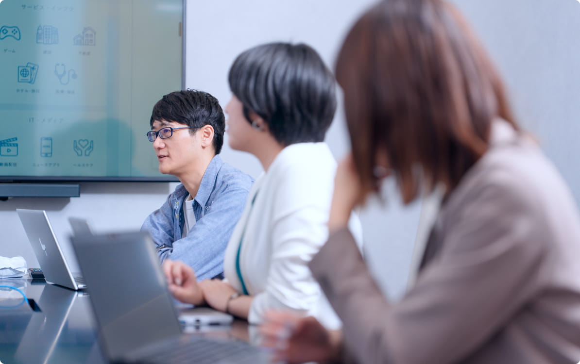 会議室でミーティングをしている画像